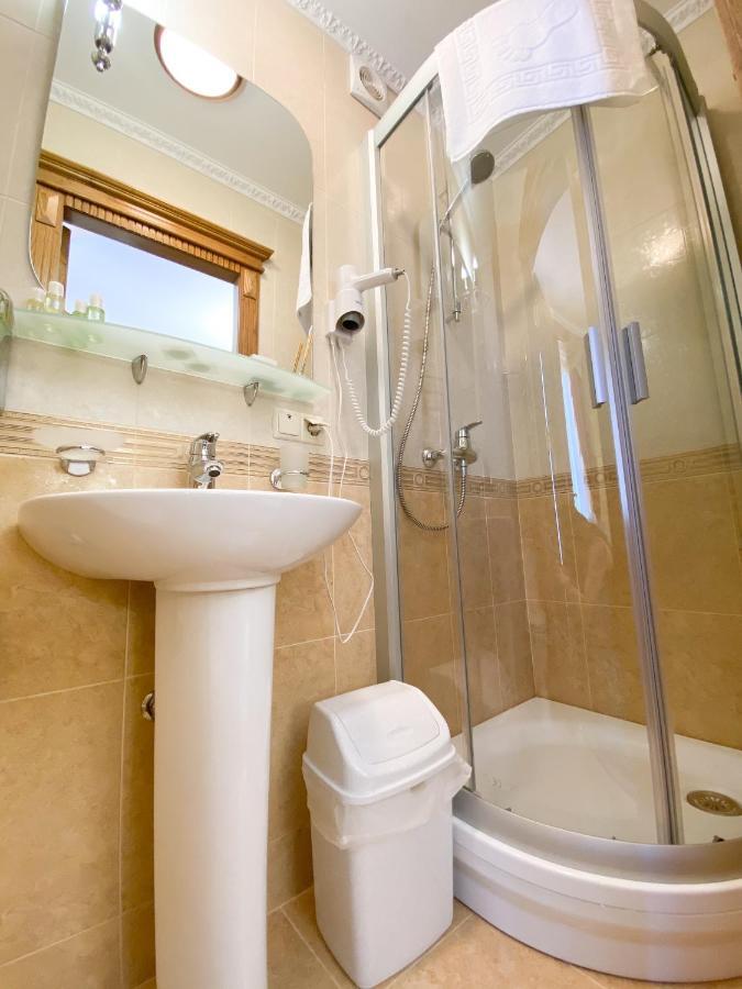 Петрос Family Hotel Jaremcse Szoba fotó